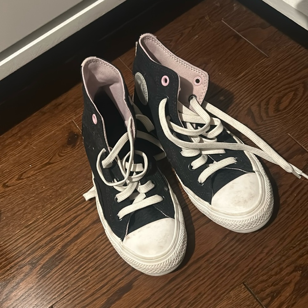 Converse high tops size 6. Black color. Light purple on the inside.